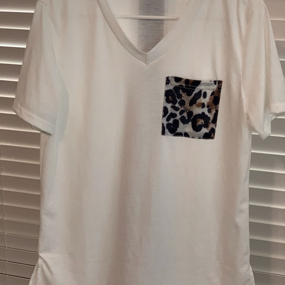 White v neck T-shirt with leopard print pocket